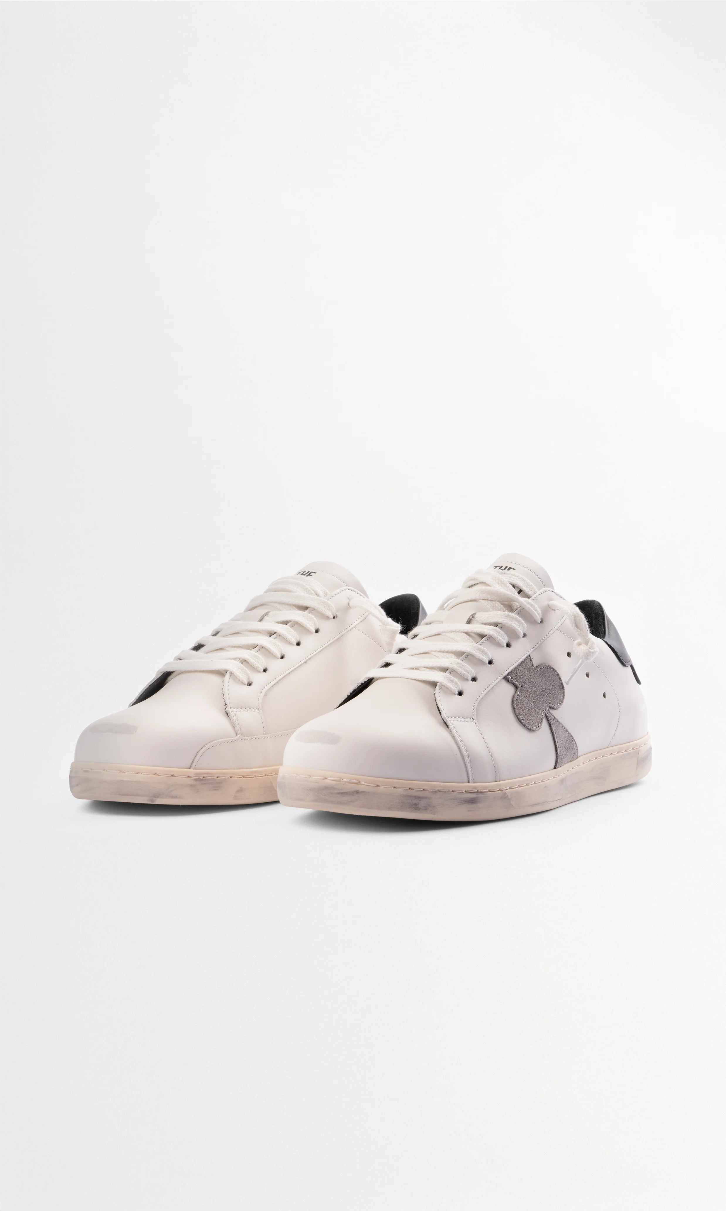 Sneaker de Cuero Milano — Gray Clover (Black Heel)