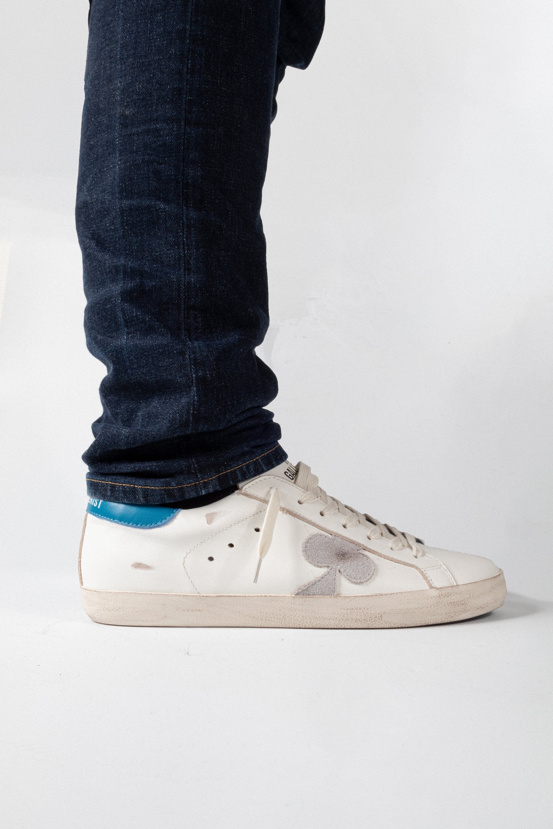 ZAPATOS Distressed Leather Sneaker Azul Claro THE GALLERIST